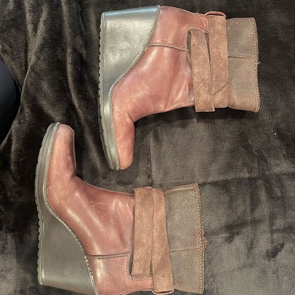 Timberland brown wedge boots.  Size 7. - Picture 2 of 5